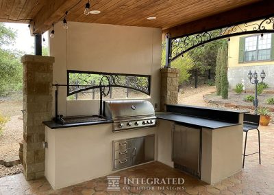 fireplace-dining-outdoor-kitchen-ornate-frames-view4