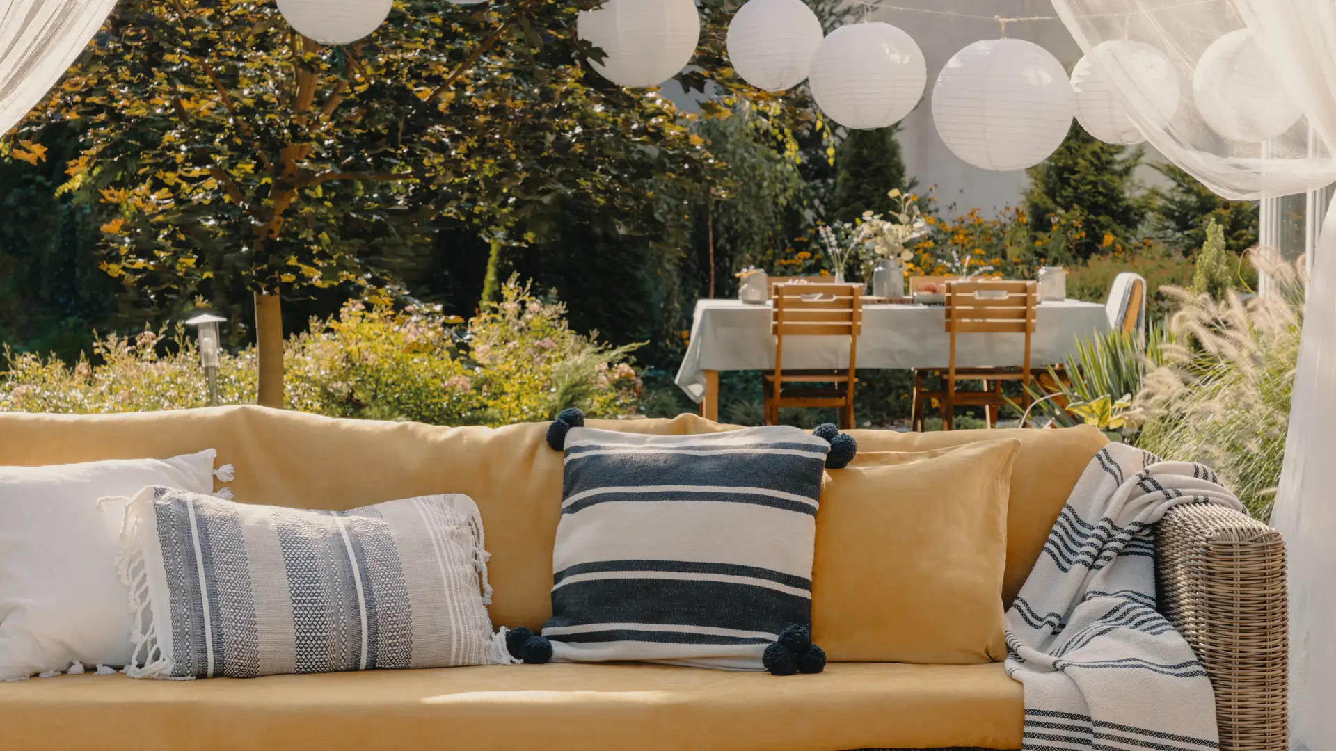 Creating a Cozy and Inviting Outdoor Living Space - Integrated Outdoor ...